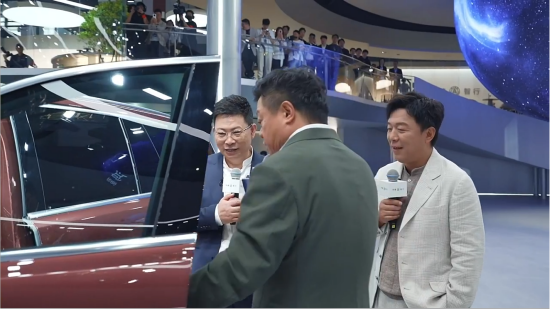 博牛配资 直击车展 | 黄渤现场给问界M8泼冷水，余承东：不怕，倒36瓶也没事