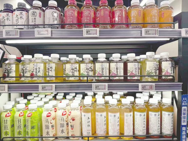 恒盈策略 养生水市场走红，谁在收割年轻人的“情绪价值”？